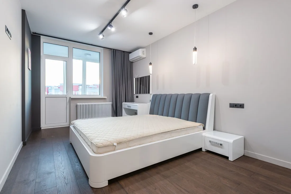 Climatiseur mural installé dans une chambre