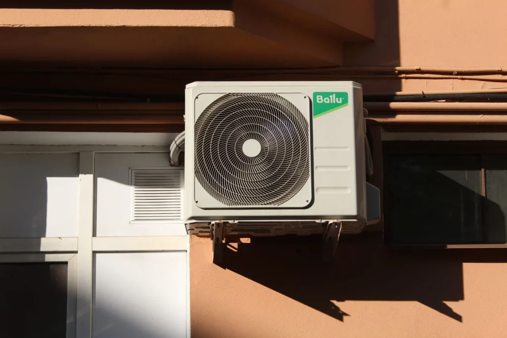 Unité extérieure de climatisation à nettoyer et garder dégagée