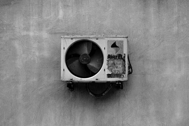 Technicien réalisant le tirage au vide d’une climatisation avec pompe à vide et manifold